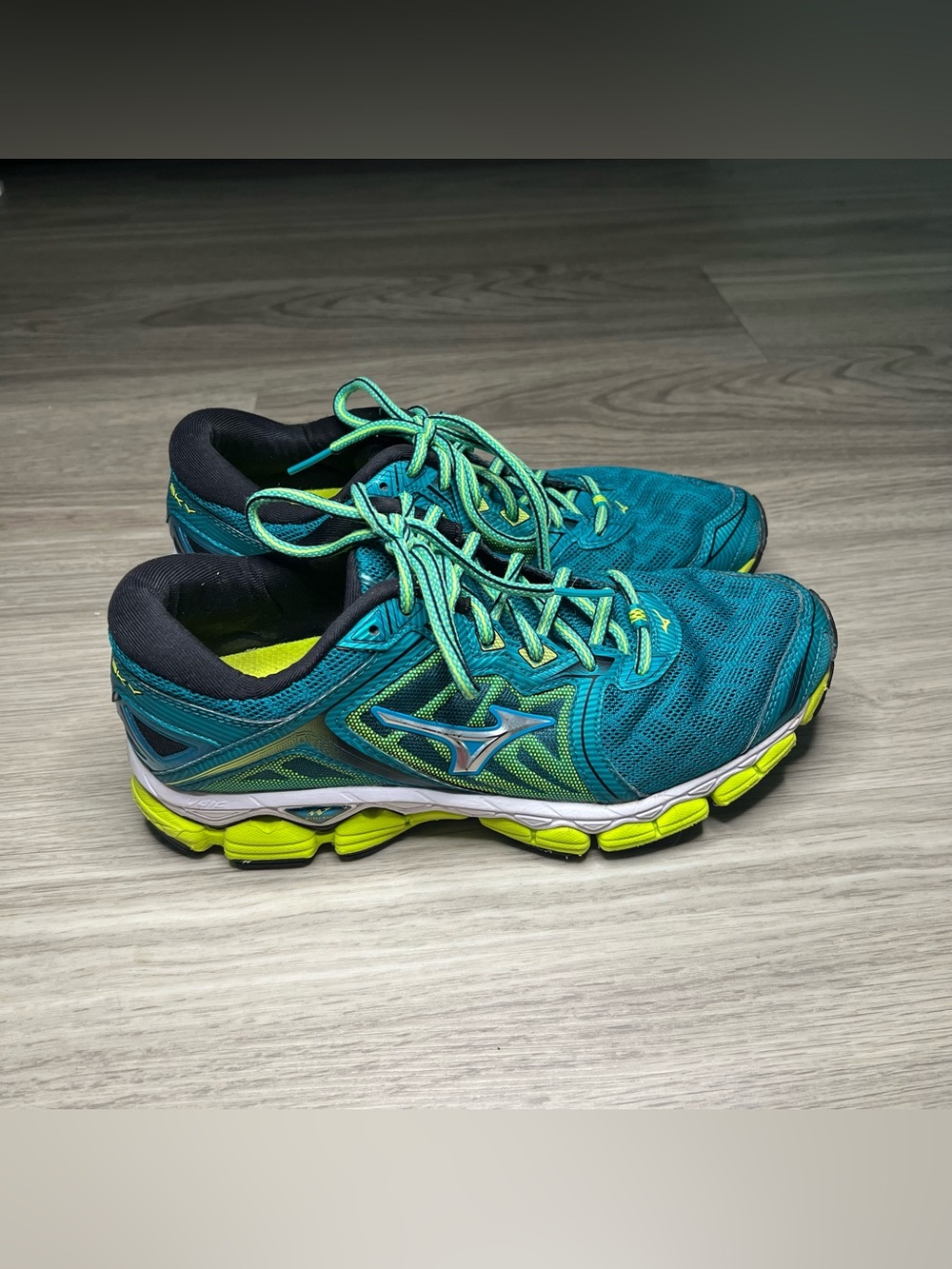 Mizuno wave sky Women’s running shoes Sz 9.5